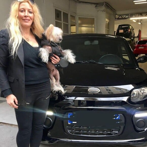 Loana avec son chien et sa voiture sans permis, mai 2021