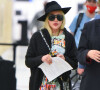 Madonna porte une robe colorée à son arrivée à l'aéroport JFK à New York le 7 juin 2021.