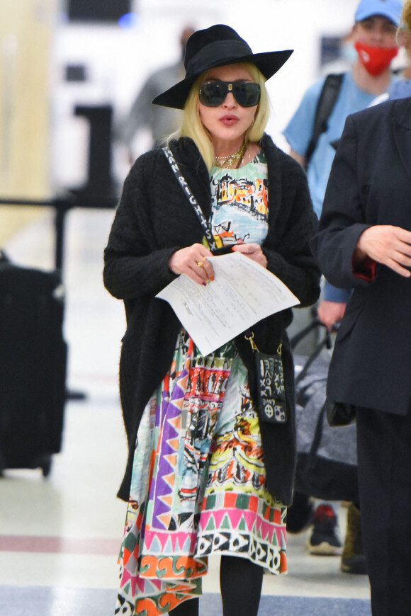 Madonna porte une robe colorée à son arrivée à l'aéroport JFK à New York le 7 juin 2021.