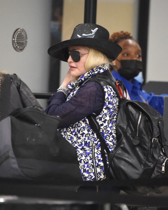 Exclusif - Madonna arrive à l'aéroport de de New York (JFK) après avoir récemment fêté les 90 ans de son père. New York, le 5 juin 2021.