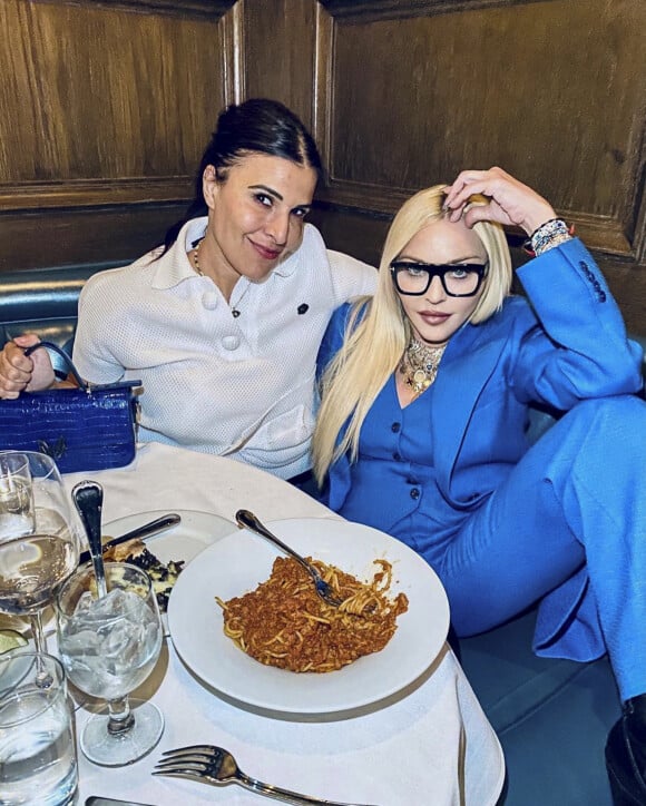 Madonna au restaurant "Craig's" avec son amie Maha Dakhil Jackson à Los Angeles. Le 19 avril 2021.