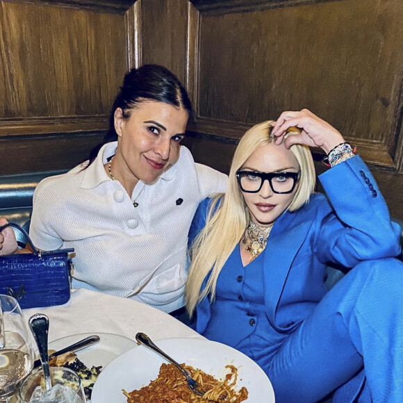 Madonna au restaurant "Craig's" avec son amie Maha Dakhil Jackson à Los Angeles. Le 19 avril 2021.