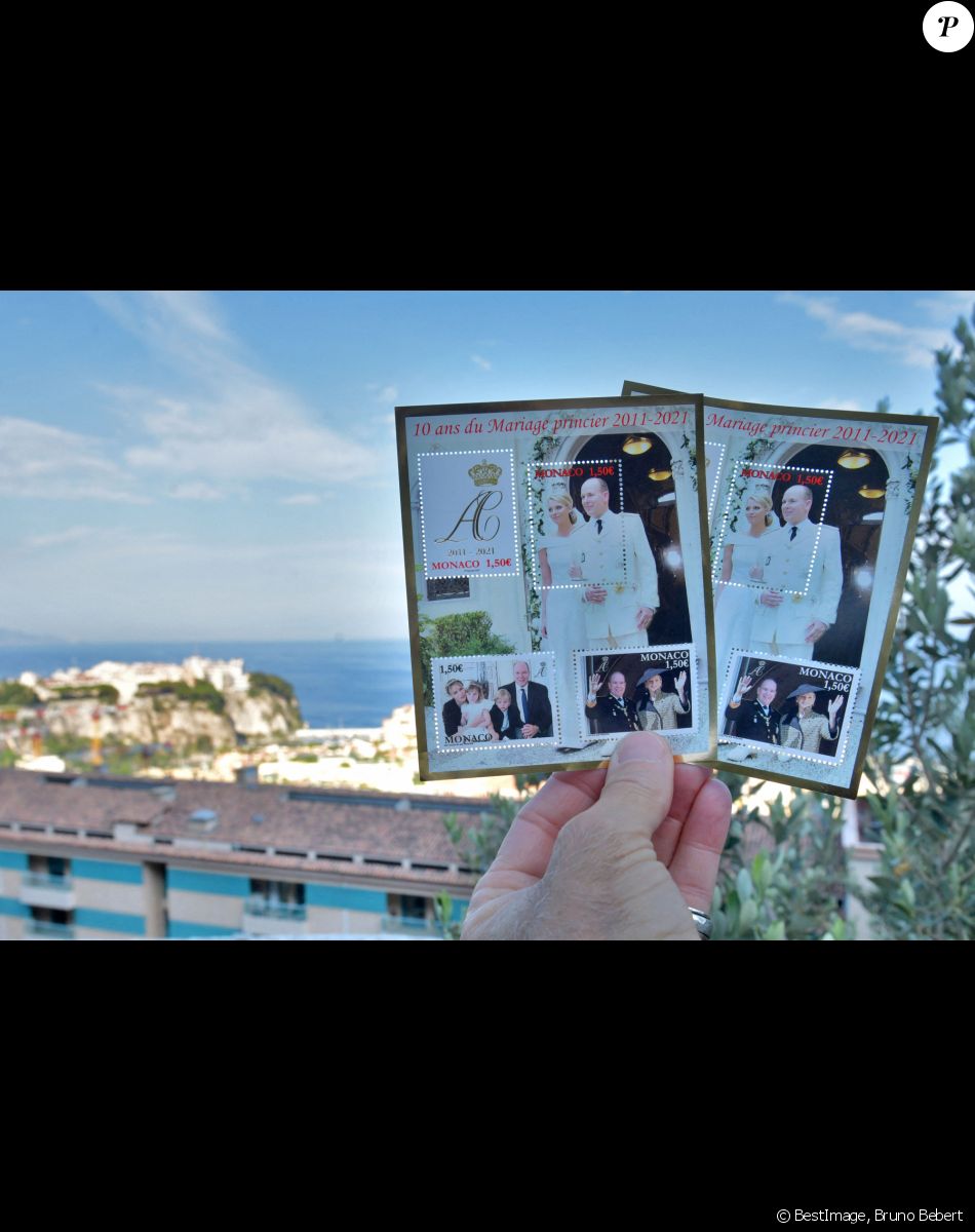 La poste monégasque a édité une planche de timbres pour la commémoration des dix ans de mariage du prince Albert II de Monaco et de la princesse Charlène. Les timbres sont en vente dans les postes depuis le 30 avril. Le mariage d'Albert II et de Charlene Wittstock a eu lieu le 1er juillet 2011 pour la cérémonie civile et le 2 juillet 2011 pour la cérémonie religieuse. © Bruno Bebert / Bestimage