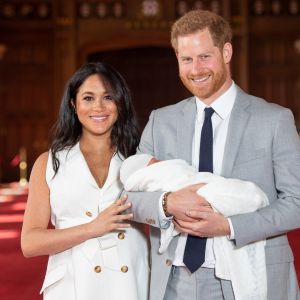 Le prince Harry et Meghan Markle présentent leur fils dans le hall St George au château de Windsor le 8 mai 2019.