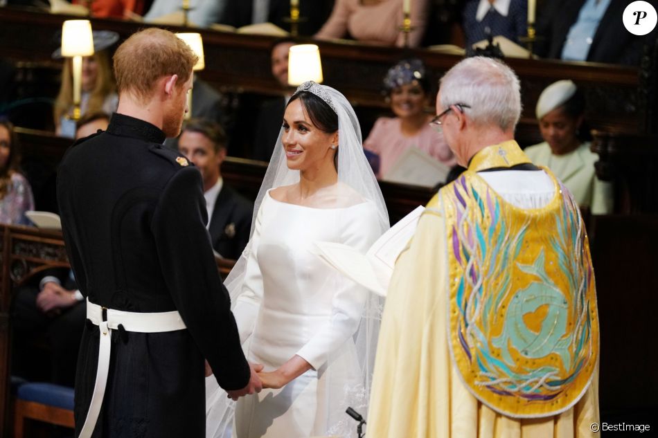 Le prince Harry et Meghan Markle (en robe de mariée Givenchy), duc et duchesse de Sussex, en la chapelle St. George au château de Windsor après leur mariage le 19 mai 2018.