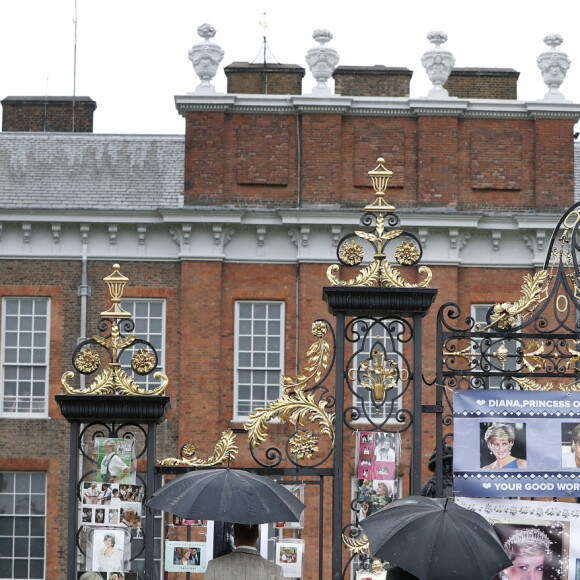 Le prince William, duc de Cambridge, le prince Harry et Catherine (Kate) Middleton, duchesse de Cambridge, lors de la visite du Sunken Garden dédié à la mémoire de Lady Diana à Londres le 30 août 2017.