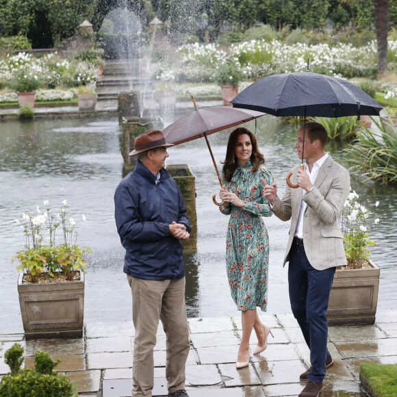 Catherine Kate Middleton,duchesse de Cambridge et Le prince William, duc de Cambridge lors d'une promenade dans les jardins du palais de Kensington pour saluer la mémoire de Lady Diana à Londres le 30 août 2017.