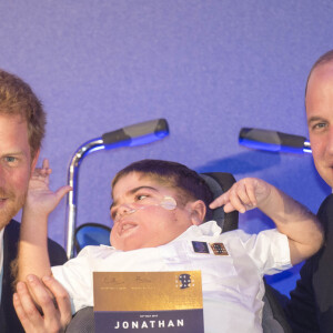 Le prince William, duc de Cambridge et le prince Harry lors de la remise des prix du "The Diana Award" à Londres le 18 mai 2017