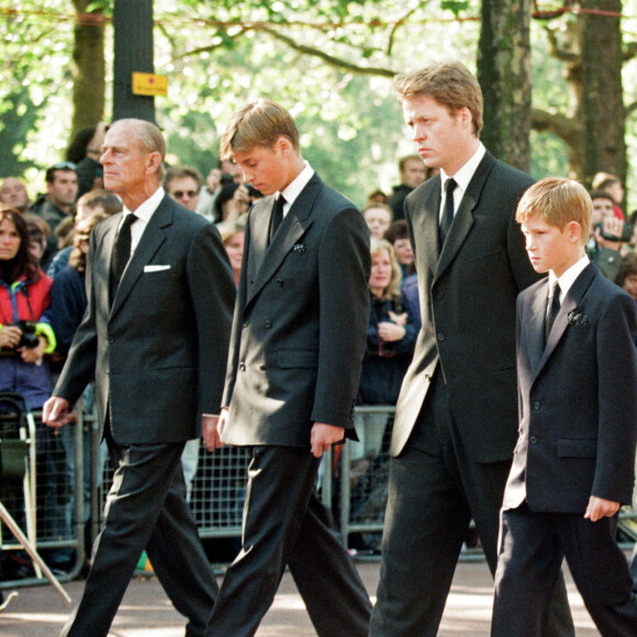 Le prince Philip, duc d'Edimbourg, le prince William, le comteCharles Spencer, le prince Harry et le prince Charles lors de la procession funéraire de la princesse Diana. Le 6 septembre 1997