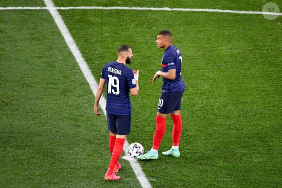 Karim Benzema et Kylian Mbappé lors du 8e de finale de l'Euro 2020 opposant la France à la Suisse, au stade Arena Nationala. Bucarest, le 28 juin 2021. © Anthony Bibard / FEP/Panoramic / Bestimage