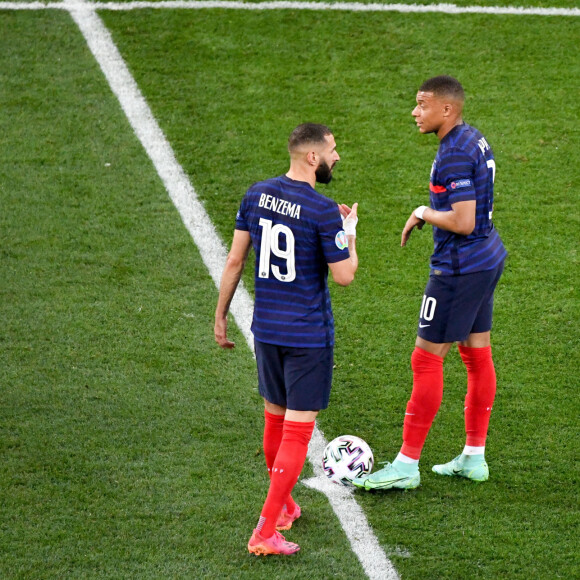 Karim Benzema et Kylian Mbappé lors du 8e de finale de l'Euro 2020 opposant la France à la Suisse, au stade Arena Nationala. Bucarest, le 28 juin 2021. © Anthony Bibard / FEP/Panoramic / Bestimage