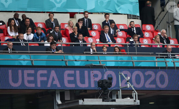 Le prince William, son épouse Kate, leur fils, le prince George, l'ancien footballeur David Seaman et son épouse Frankie Poultney, Ed Sheeran, David Beckham, son fils Romeo Beckham, Ellie Goulding et son mari Caspar Jopling assistent au 8e de finale de l'Euro 2020 opposant l'Angleterre à l'Allemagne au stade Wembley. Londres, le 29 juin 2021.