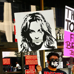 Les fans de Britney Spears sont venus supporter leur idole devant le tribunal de Los Angeles. Le 23 juin 2021.