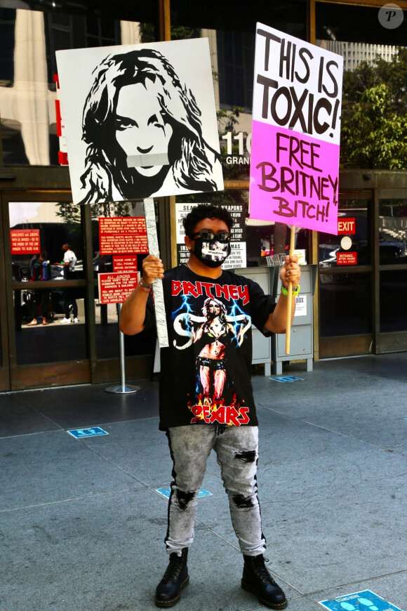 Les fans de Britney Spears sont venus supporter leur idole devant le tribunal de Los Angeles. Le 23 juin 2021.