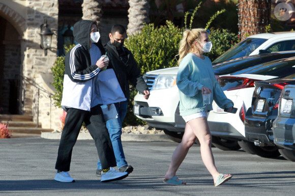 Exclusif - Premièr sortie de Britney Spears depuis l'épidémie de coronavirus avec son compagnon Sam Asghari et un de ses fils à Los Angeles le 16 mars 2021.