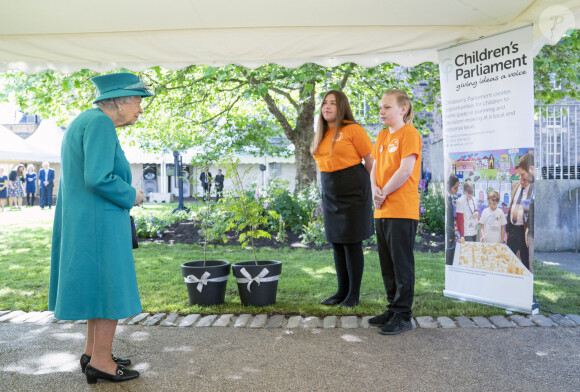 La reine Elisabeth II d'Angleterre visite l'Institut sur le changement climatique à Edimbourg, le 1er juillet 2021.
