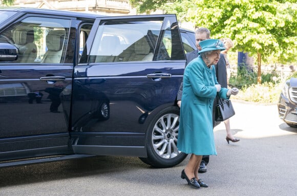 La reine Elisabeth II d'Angleterre se déplace dans un Range Rover hybride pour visiter l'Institut sur le changement climatique à Edimbourg, le 1 er juillet 2021. Cette visite s'inscrit dans la semaine consacrée à l'Ecosse par la souveraine (Holyrood Week).