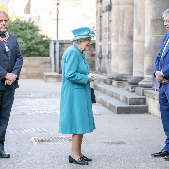 La reine Elisabeth II d'Angleterre visite l'Institut sur le changement climatique à Edimbourg, le 1er juillet 2021. Cette visite s'inscrit dans le cadre de la semaine consacrée à l'Ecosse par la souveraine (Holyrood Week). Elle était accompagnée de la princesse Anne et de Peter Mathieson, directeur et vice-chancelier de l'Université d'Édimbourg. 