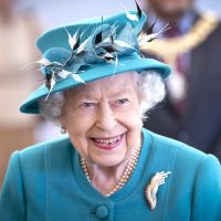 Elizabeth II pimpante, bien loin de l'inauguration de la statue de Lady Diana