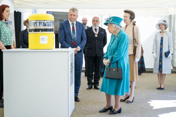 La reine Elisabeth II d'Angleterre visite l'Institut sur le changement climatique à Edimbourg, le 1er juillet 2021. Cette visite s'inscrit dans le cadre de la semaine consacrée à l'Ecosse par la souveraine (Holyrood Week). Elle était accompagnée de la princesse Anne et de Peter Mathieson, directeur et vice-chancelier de l'Université d'Édimbourg. 