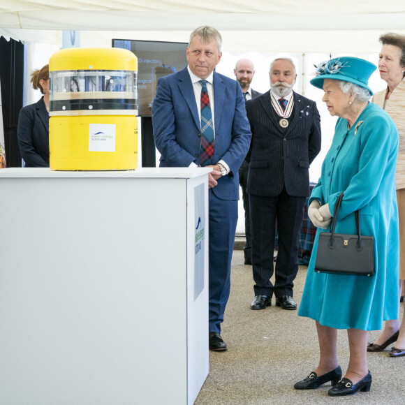 La reine Elisabeth II d'Angleterre visite l'Institut sur le changement climatique à Edimbourg, le 1er juillet 2021. Cette visite s'inscrit dans le cadre de la semaine consacrée à l'Ecosse par la souveraine (Holyrood Week). Elle était accompagnée de la princesse Anne et de Peter Mathieson, directeur et vice-chancelier de l'Université d'Édimbourg. 