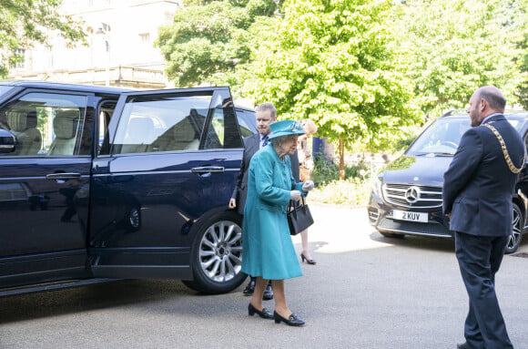 La reine Elisabeth II d'Angleterre se déplace dans un Range Rover hybride pour visiter l'Institut sur le changement climatique à Edimbourg, le 1 er juillet 2021. Cette visite s'inscrit dans la semaine consacrée à l'Ecosse par la souveraine (Holyrood Week). 