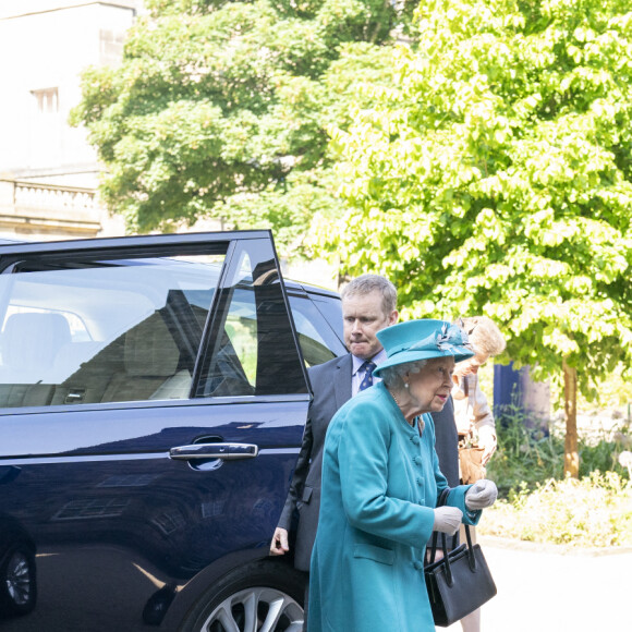 La reine Elisabeth II d'Angleterre se déplace dans un Range Rover hybride pour visiter l'Institut sur le changement climatique à Edimbourg, le 1 er juillet 2021. Cette visite s'inscrit dans la semaine consacrée à l'Ecosse par la souveraine (Holyrood Week). 