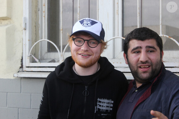 Exclusif - Ed Sheeran et sa femme Cherry Seaborn se promènent dans les rues de Moscou en Russie. Le couple s'est baladé dans les rues de Moscou, et Ed s'est arrêté pour faire quelques photos avec des fans, le 20 juillet 2019.
