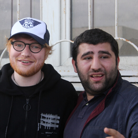 Exclusif - Ed Sheeran et sa femme Cherry Seaborn se promènent dans les rues de Moscou en Russie. Le couple s'est baladé dans les rues de Moscou, et Ed s'est arrêté pour faire quelques photos avec des fans, le 20 juillet 2019.
