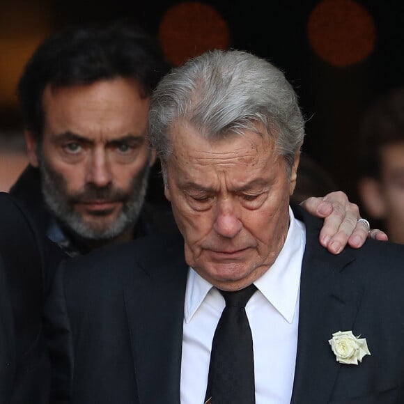 Alain Delon et son fils Anthony Delon - Sorties des obsèques de Mireille Darc en l'Église Saint-Sulpice à Paris. Le 1er septembre 2017