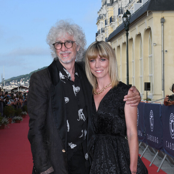 Louis Bertignac et sa compagne Laetitia Brichet sur le tapis rouge lors du 35ème festival du film de Cabourg le 11 juin 2021 © Coadic Guirec / Bestimage