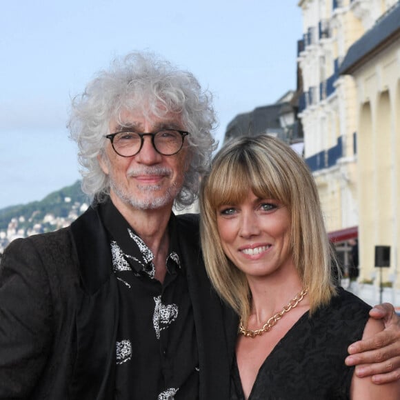 Louis Bertignac et sa compagne Laetitia Brichet sur le tapis rouge lors du 35ème festival du film de Cabourg le 11 juin 2021 © Coadic Guirec / Bestimage