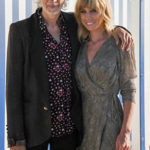 Louis Bertignac et Laetitia Brichet lors du photocall du jury du 35ème festival de Cabourg le 10 juin 2021. © Coadic Guirec / Bestimage