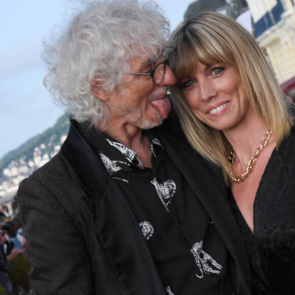 Louis Bertignac et sa compagne Laetitia Brichet sur le tapis rouge lors du 35ème festival du film de Cabourg le 11 juin 2021 © Coadic Guirec / Bestimage