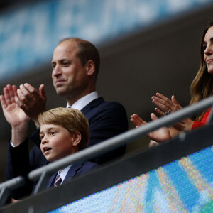 Le prince William, duc de Cambridge, Catherine (Kate) Middleton, duchesse de Cambridge, et leur fils le prince George de Cambridge dans les tribunes du huitième de finale de l'EURO 2020 opposant l'Angleterre et l'Allemagne au stade de Wembley à Londres, Royaume Uni, le 29 juin 2021.