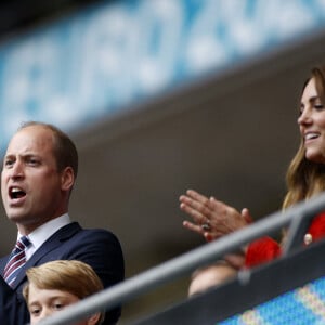 Le prince William, duc de Cambridge, Catherine (Kate) Middleton, duchesse de Cambridge, et leur fils le prince George de Cambridge dans les tribunes du huitième de finale de l'EURO 2020 opposant l'Angleterre et l'Allemagne au stade de Wembley à Londres, Royaume Uni, le 29 juin 2021.