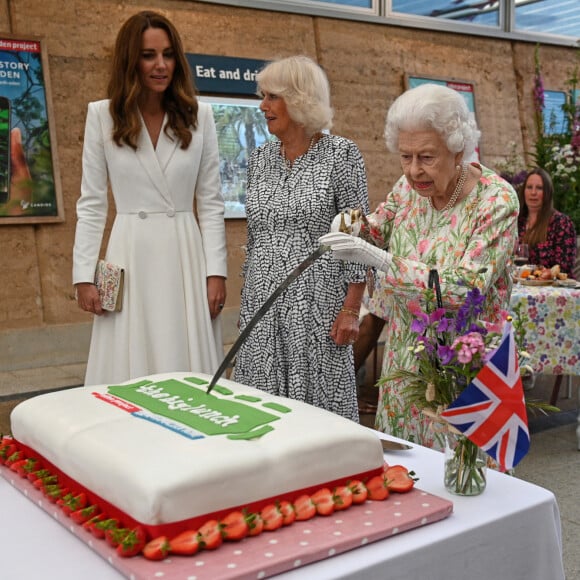 La reine Elisabeth II, Camilla Parker Bowles, duchesse de Cornouailles, et Catherine Kate Middleton, duchesse de Cambridge, participent au Big Lunch Initiative en marge du sommet du G7 à Saint Ives le 11 juin 2021.