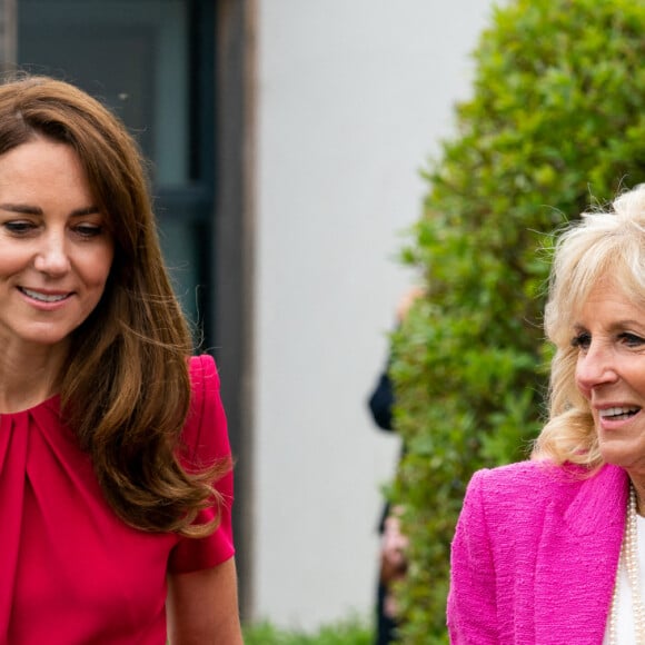 Catherine (Kate) Middleton, duchesse de Cambridge, et la Première Dame des États-Unis Jill Biden lors d'une visite à la "Connor Downs Academy à Hayle, Cornouailles, Royaume Uni, 11 juin 2021, lors du sommet du G7.  The Duchess of Cambridge (left) and US First Lady Jill Biden, carrying carrots for the school rabbit, Storm, during a visit to Connor Downs Academy in Hayle, West Cornwall, during the G7 summit in Cornwall. Picture date: Friday June 11, 2021. 