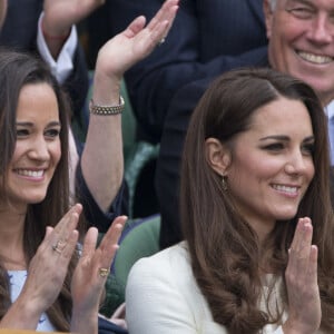 Kate Middleton et sa soeur Pippa Middleton au tournoi de Wimbledon, à Londres, en 2012.