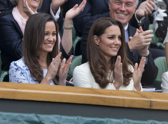 Kate Middleton et sa soeur Pippa Middleton au tournoi de Wimbledon, à Londres, en 2012.