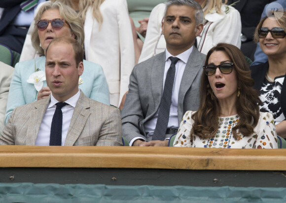 Le prince William, duc de Cambridge et Catherine Kate Middleton, la duchesse de Cambridge assistent à la finale hommes Andy Murray contre Milos Raonic du tournoi de tennis de Wimbledon à Londres, le 10 juillet 2016.