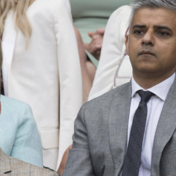 Le prince William, duc de Cambridge et Catherine Kate Middleton, la duchesse de Cambridge assistent à la finale hommes Andy Murray contre Milos Raonic du tournoi de tennis de Wimbledon à Londres, le 10 juillet 2016.