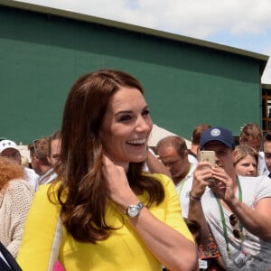 Catherine Kate Middleton, duchesse de Cambridge, rencontre le personnel qui encadre le tournoi de tennis de Wimbledon le 7 juillet 2016.