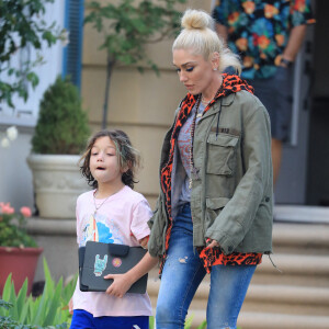 Exclusif - Gwen Stefani, son fiancé Blake Shelton et ses enfants, Apollo Bowie Flynn Rossdale, et Zuma Nesta Rock Rossdale passent la fête des mères chez les parents de Gwen à Los Angeles, Californie, Etats-Unis, le 9 mai 2021. 