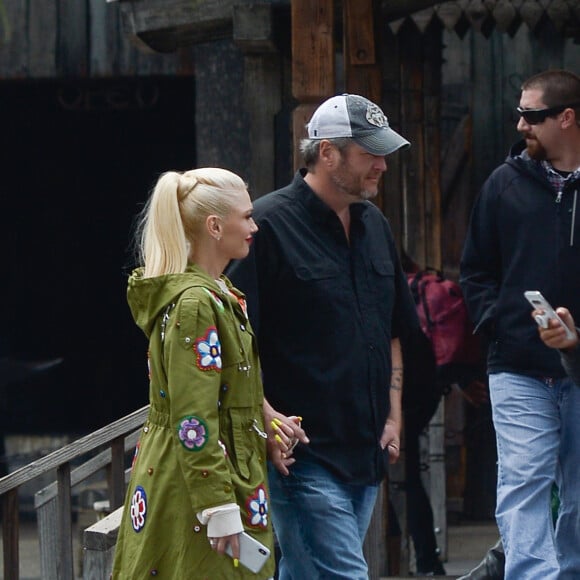 Gwen Stefani passe la journée avec ses enfants ainsi que son compagnon Blake Shelton au Knott's Berry Farm à Buena Park en Californie, le 19 mai 2019.