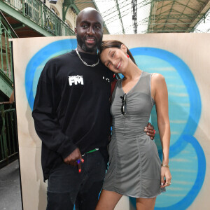 Bella Hadid et le créateur Virgil Abloh au défilé Off-White™, collection automne-hiver 2021/2022 (baptisée "Laboratory Of Fun") au Lycée Carnot à Paris, le 4 juillet 2021. © Veeren/Bestimage