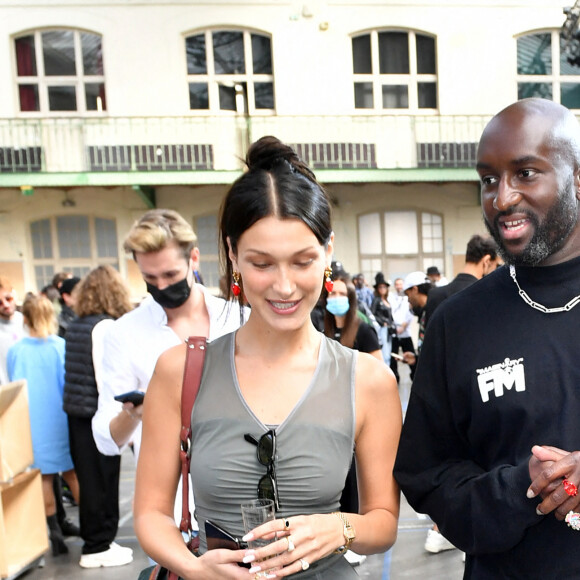 Bella Hadid et le créateur Virgil Abloh au défilé Off-White™, collection automne-hiver 2021/2022 (baptisée "Laboratory Of Fun") au Lycée Carnot à Paris, le 4 juillet 2021. © Veeren/Bestimage