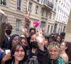 Léna Situations et ses fans à la sortie du défilé Dior. Juillet 2021