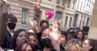 Léna Situations et ses fans à la sortie du défilé Dior. Juillet 2021