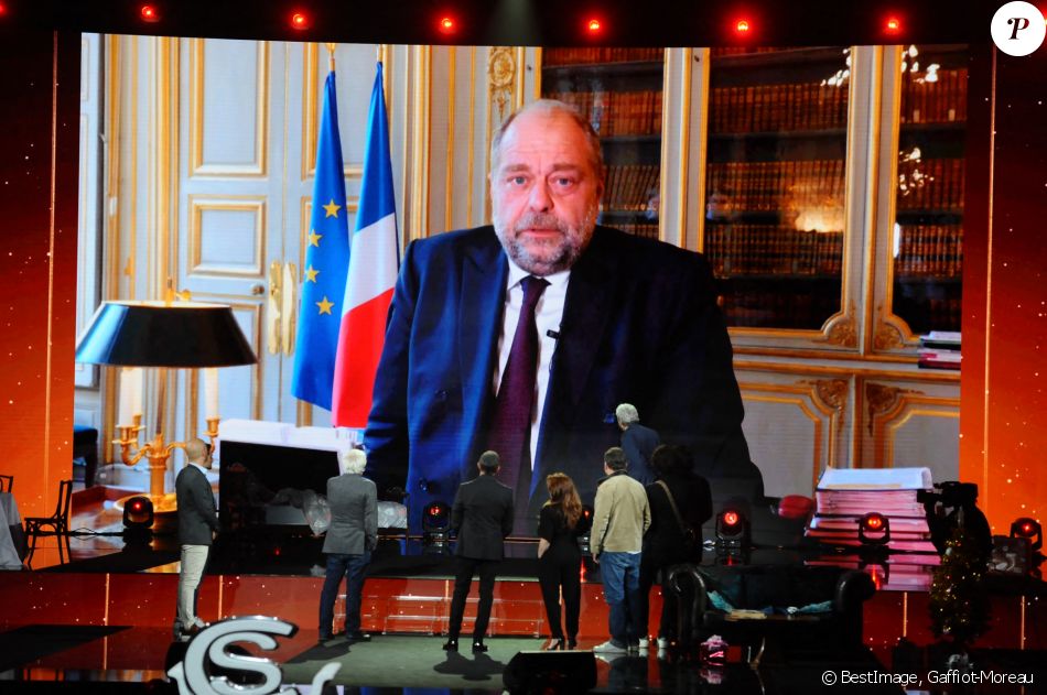 Exclusif - Gerard Darmon, son petit-fils Tom, son ami Benjamin, Isabelle Boulay, Enrico Macias, Hadrien Raccah, son fils Jules, Philippe Lellouche et Nikos Aliagas ecoutent un message du ministre de la justice Eric Dupond Moretti - Surprises - Enregistrement de l'émission "La Chanson secrète 7 " à la Scène musicale à Paris, qui sera diffusée le 15 janvier 2021 sur TF1. © Gaffiot-Moreau / Bestimage
